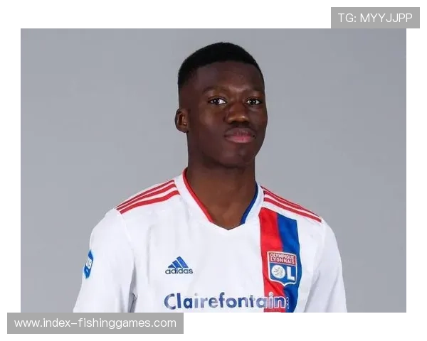 摩纳哥对阵里昂比赛中，马马杜-库利巴利染红动作再现“德容式飞踹”